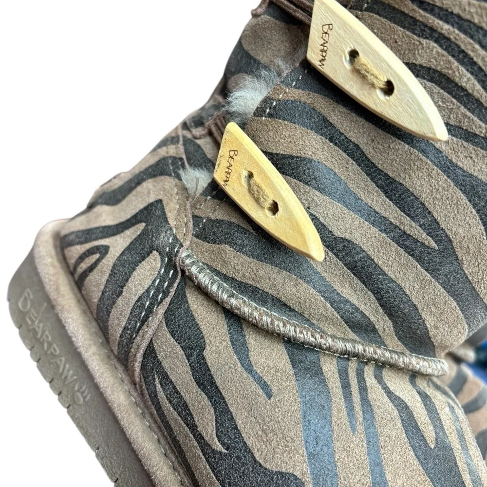 BEARPAW STRIPED LEATHER BOOTS, SIZE 7